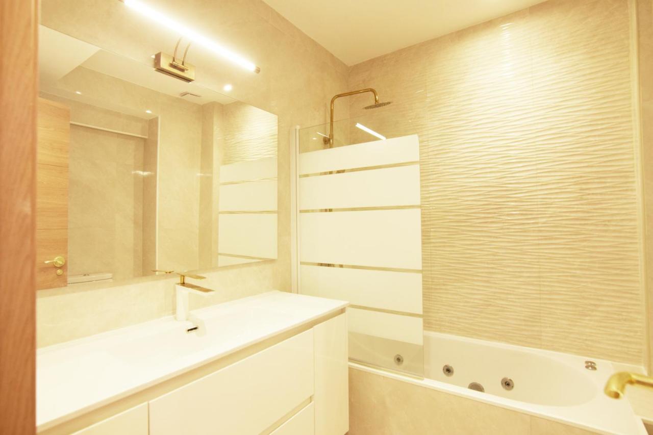 Paradise Luxurious Flat, Free Parking, 3 Double Rooms, Terrace, Jacuzzi, Fully Renovated San Sebastián Eksteriør bilde